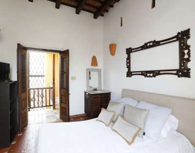 Cozy, Historic Tropical Penthouse with Terrace